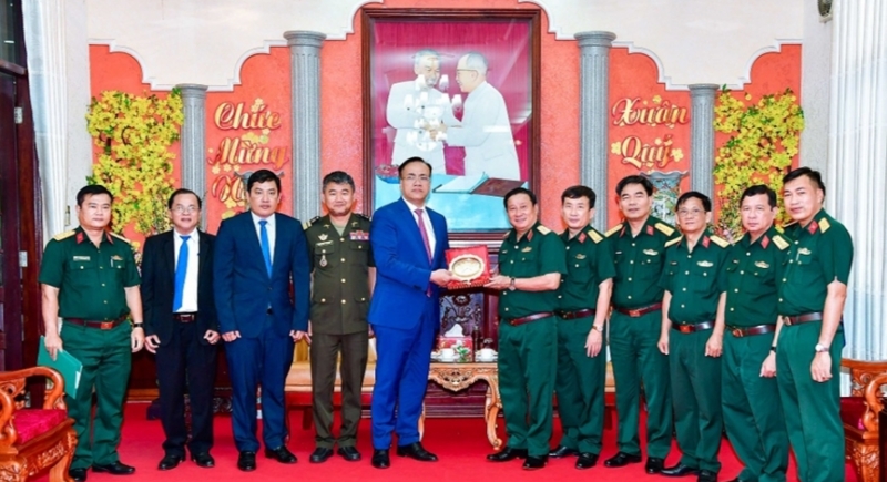 ថ្នាក់ដឹកនាំបញ្ជាការដ្ឋានយោធភូមិភាគទី៩ ស្វាគមន៍យ៉ាងកក់ក្តៅចំពោះគណៈប្រតិភូស្ថានអគ្គកុងស៊ុលនៃព្រះរាជាណាចក្រកម្ពុជា