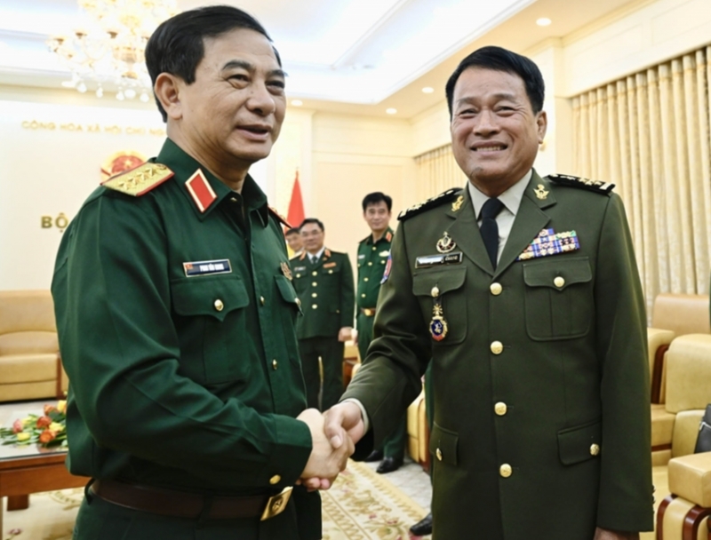 លោកនាយឧត្តមសេនីយ៍ Phan Van Giang និងលោកនាយឧត្តមសេនីយ៍ វង្ស ពិសេន
