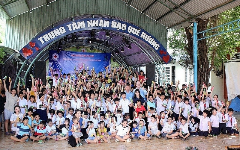 តាន់ ហៀ​ប​ផាត់ (Tan Hiep Phat) បន្ត​រួម​ដៃ​គ្នា​មើល​ថែ​កូន​«​ទៅ​រៀន​ជា​និច្ច​»