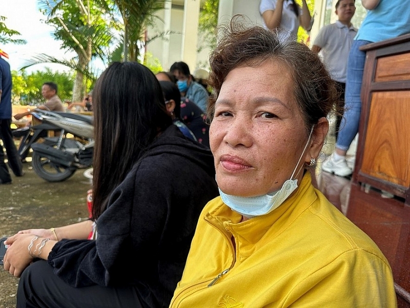 អ្នកស្រី ឈិន បាននិយាយថា គាត់សប្បាយចិត្តខ្លាំងណាស់ ដែលគាត់សម្រេចចិត្តឈប់សម្រាកមួយថ្ងៃពីការលក់អង្ករទៅយកចៅទៅទទួលអំណោយ។