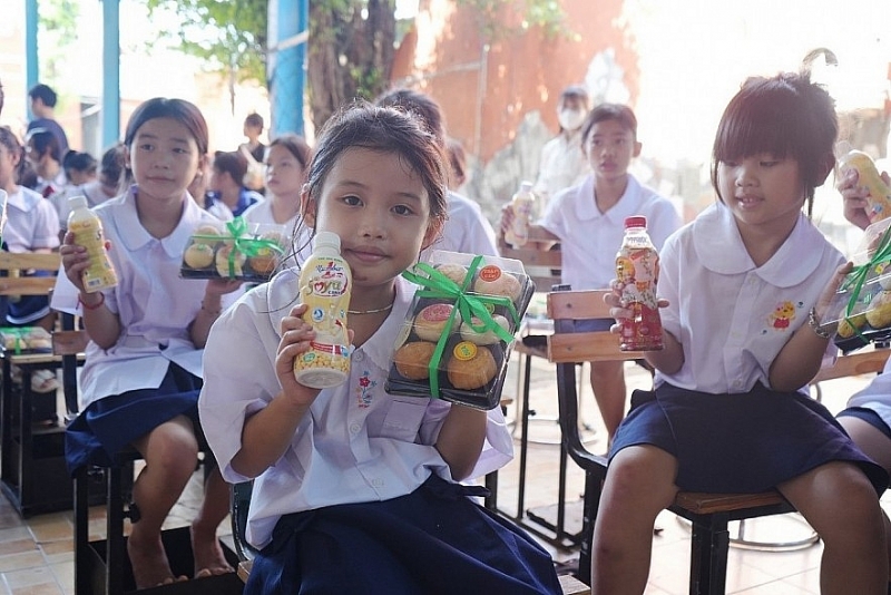 កុមារនៅតាមផ្ទះ ឧបត្ថម្ភប្រចាំខែដោយក្រុមហ៊ុន Tan Hiep Phat។
