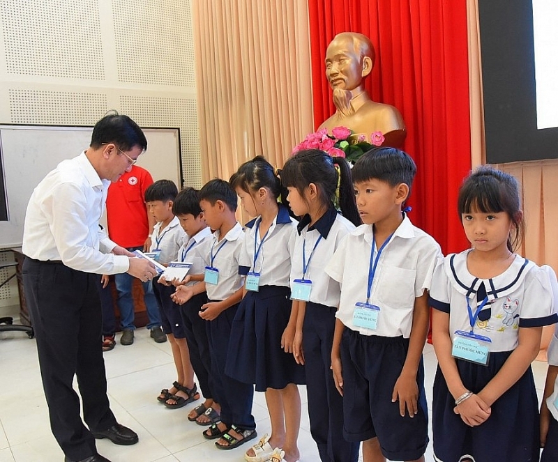 តាន់ ហៀ​ប​ផាត់ (Tan Hiep Phat) បន្ត​រួម​ដៃ​គ្នា​មើល​ថែ​កូន​«​ទៅ​រៀន​ជា​និច្ច​»