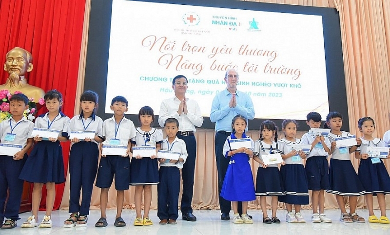 លោក Tran Van Huyen អនុលេខាអចិន្ត្រៃយ៍គណៈកម្មាធិការបក្សខេត្ត ប្រធានក្រុមប្រឹក្សាប្រជាជនខេត្ត Hau Giang និងលោក David Riddle តំណាងក្រុមហ៊ុន Tan Hiep Phat បានប្រគល់អំណោយដល់សិស្សានុសិស្ស