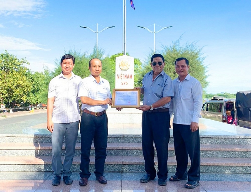 គណៈកម្មាធិការរណសិរ្សមាតុភូមិវៀតណាមទីរួមខេត្ត  Tinh Bien ជូនអំណោយដល់តំណាងសមាគមន៍អាណិកជនវៀតណាមនៅកម្ពុជា 