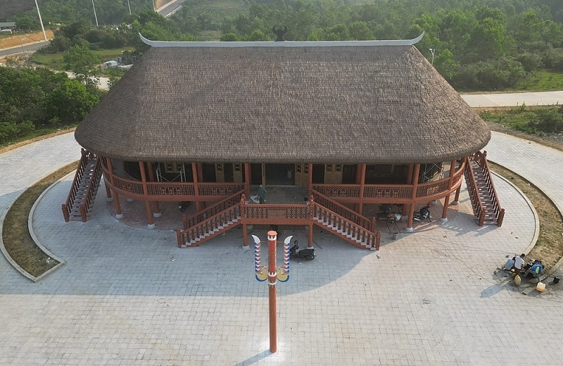 ភូមិវប្បធម៌ប្រពៃណីរបស់បណ្ដាជនជាតិនៅស្រុក A Luoi មើលពីខាងលើ។
