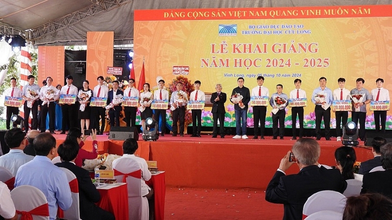 និស្សិតឡាវ និងកម្ពុជាជាង ៤០ នាក់ចុះឈ្មោះចូលរៀននៅសាកលវិទ្យាល័យ Cuu Long (ប្រទេសវៀតណាម)