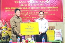 ទីក្រុង Chau Doc ខេត្ត An Giang (វៀតណាម) អញ្ជើញចុះសួរសុខទុក្ខ និងចែកអំណោយដល់ឃុំជ័យជោគ និងឃុំកំពង់ក្រសាំង (ខេត្តតាកែវ)
