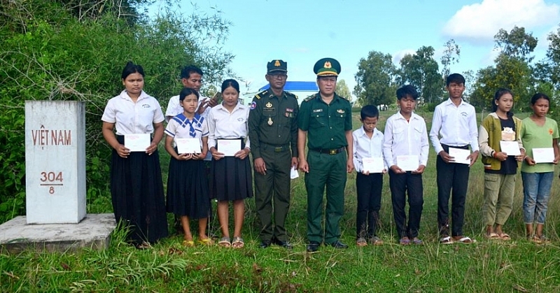 កម្មាភិបាលនៃប៉ុស្តិ៍ការពារព្រំដែន Phu My និងសិស្សានុសិស្សថតរូបនៅក្បែរបង្គោលព្រំដែន ៣០៤/៨។
