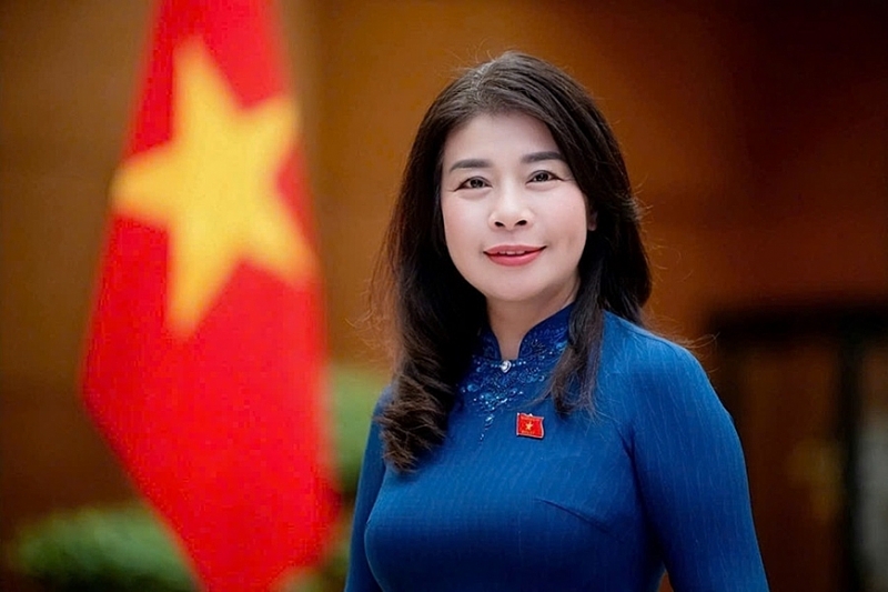 លោកស្រី Le Thu Ha  អនុប្រធានគណៈកម្មាធិការកិច្ចការបរទេសនៃរដ្ឋសភា
