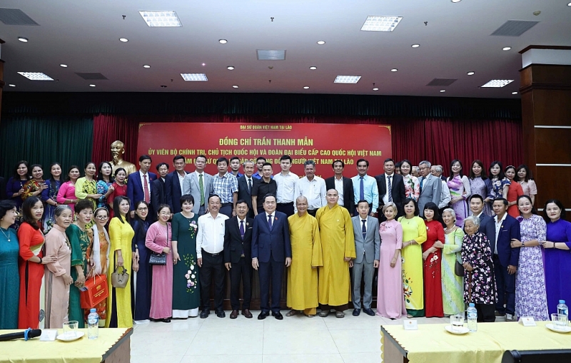 ប្រធានរដ្ឋសភា លោក Tran Thanh Man ប្រគល់អំណោយចំនួន ២០០ កញ្ចប់ ដល់តំណាងសហគមន៍វៀតណាមនៅឡាវ