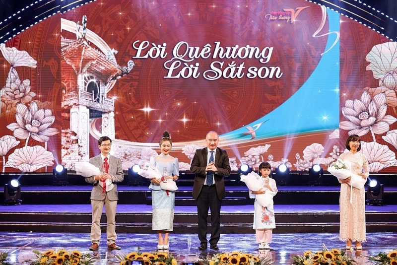 ក្រសួងការបរទេសវៀតណាមបានផ្តល់កិត្តិយសដល់លោកស្រី Lanny Phetnion (ឆ្វេងទីពីរ) ជា “ឯកអគ្គរដ្ឋទូតវៀតណាមឆ្នាំ ២០២៤”