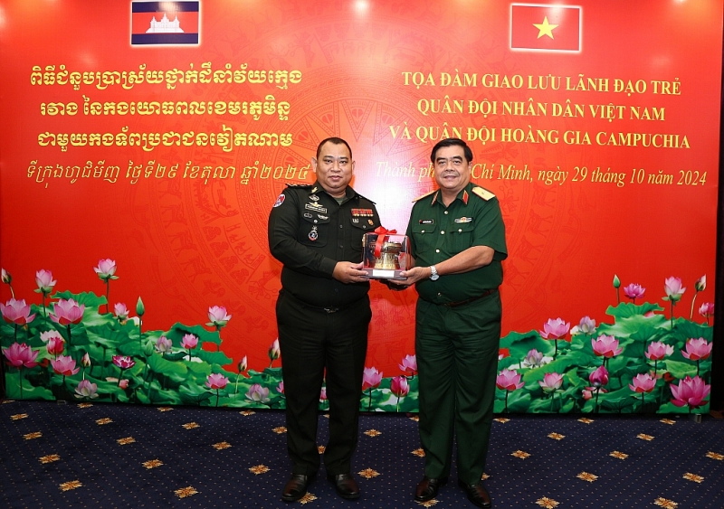 លោកវរសេនីយ៍ឯក Le Xuan Binh មេបញ្ជាការរងយោធភូមិភាគទី៧ (ស្តាំ) ទទួលជួបថ្នាក់ដឹកនាំវ័យក្មេងនៃកងយោធពលខេមរភូមិន្ទ
