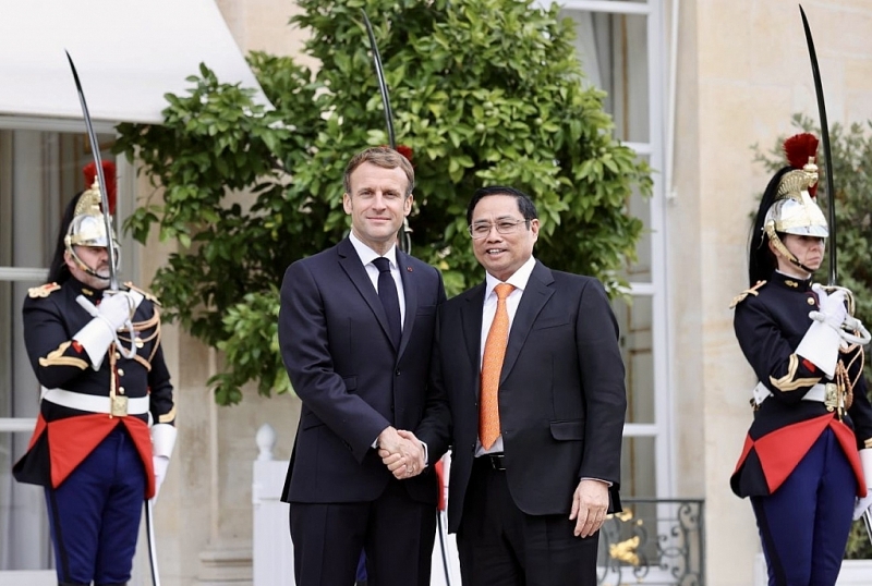 លោកនាយករដ្ឋមន្រ្តី Pham Minh Chinh និងប្រធានាធិបតីបារាំងលោក Emmanuel Macron។ (រូបថត៖ VGP)