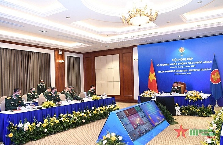គណៈប្រតិភូវៀតណាមបានចូលរួមពិធីបើកកិច្ចប្រជុំ ADMM ចង្អៀត ដែលតភ្ជាប់បណ្តាញពីទីក្រុងហាណូយ (រូបថត៖ Phu Son/qdnd.vn)
