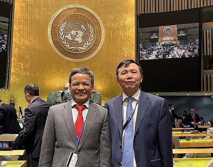 លោកឯកអគ្គរដ្ឋទូត Nguyen Hong Thao និងលោកឯកអគ្គរដ្ឋទូត Dang Dinh Quy បានចែករំលែកនូវសេចក្តីសោមនស្សរីករាយនៅពេលតំណាងវៀតណាមត្រូវបានជាប់ឆ្នោតសារជាថ្មីជាសមាជិកនៃគណៈកម្មការច្បាប់អន្តរជាតិ (ILC) អាណត្តិ ២០២៣ - ០២៧។​ (រូបថត៖ baoquocte)