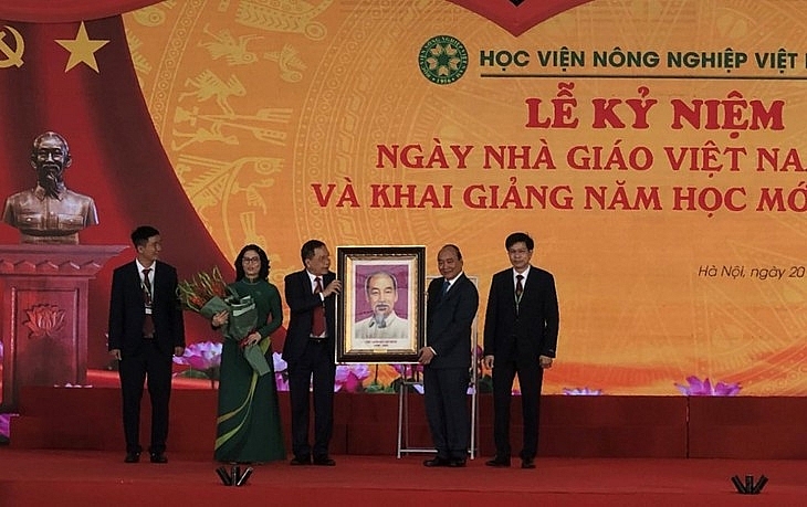 លោកប្រធានរដ្ឋ Nguyen Xuan Phuc អញ្ជើញចូលរួមពិធីអបអរសាទរខួបទិវាគ្រូបង្រៀន វៀតណាម (ទី២០ វិច្ឆិកា) និងបើកឆ្នាំសិក្សាឆ្នាំ ២០២១-២០២២ នៃវិទ្យាស្ថានកសិកម្មវៀតណាម។ (រូបថត៖ VOV)