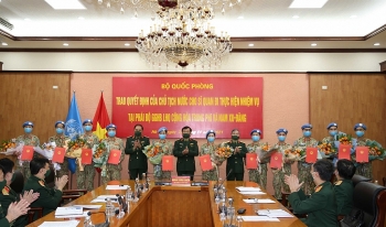 ប្រគល់សេចក្តីសម្រេចចិត្តរបស់ប្រធានរដ្ឋដល់នាយទាហានចូលរួមបេសកកកម្មរក្សាសន្តិភាពរបស់អង្គការសហប្រជាជាតិ