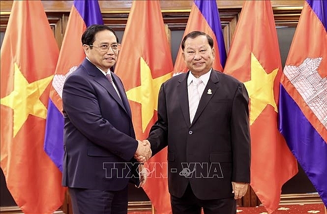 នាយករដ្ឋមន្រ្តីវៀតណាម លោក Pham Minh Chinh ជួបសម្ដែងការគួរសមជាមួយប្រធានព្រឹទ្ធសភាកម្ពុជាសម្ដេច សាយ ឈុំ។ (រូបថត៖ TTXVN)