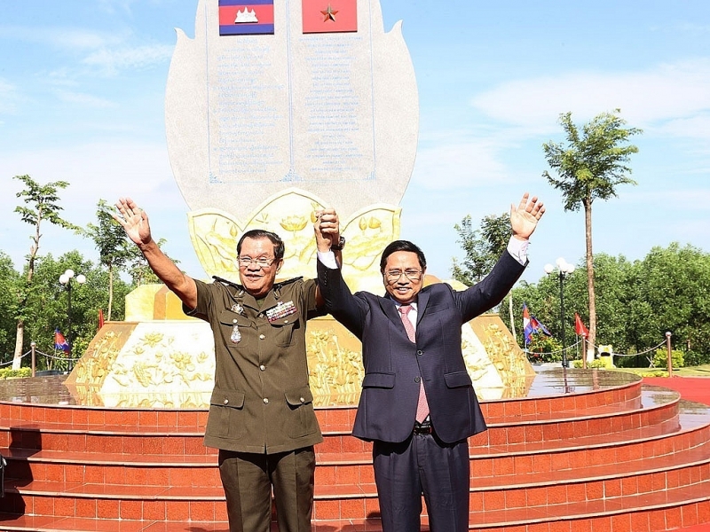 សម្តេចតេជោ ហ៊ុន សែន នាយករដ្ឋមន្ត្រី នៃកម្ពុជា និងលោក Pham Minh Chinh នាយករដ្ឋមន្ត្រីវៀតណាម នៅពិធីអបអរសាទរខួបលើកទី ៤៥ នៃទិវាការចងចាំដំណើរឆ្ពោះទៅកាន់ការផ្ដួលរំលំរបបប្រល័យពូជសាសន៍ ប៉ុល ពត” នាថ្ងៃទី ២០ ខែមិថុនា នៅខេត្ត Binh Phuoc (រូបថត៖ thanhnien)