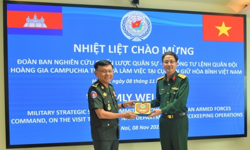 លោកវរសេនីយ៍ឯក Pham Manh Thang ប្រគល់វត្ថុអនុស្សាវរីយ៍ជូនចំពោះលោកឧត្តមសេនីយ៍ឯក មាស វណ្ណា