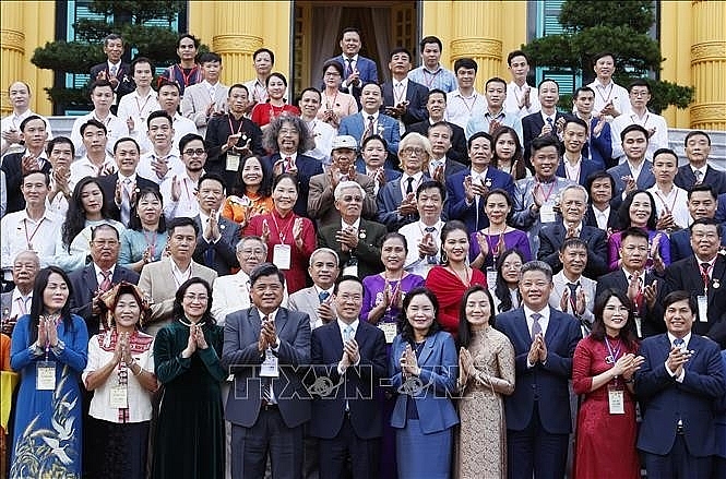 ប្រធានរដ្ឋ លោក Vo Van Thuong អញ្ជើញថតរូបអនុស្សាវរីយ៍ជាមួយគណៈប្រតិភូ  (រូបថត៖ Thong Nhat/TTXVN)