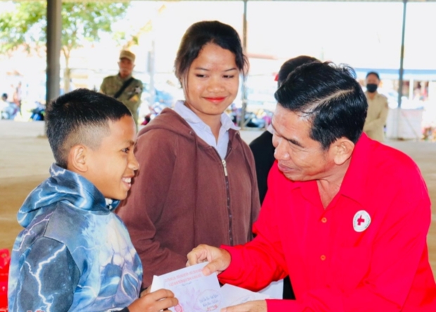 សម្ព័ន្ធអង្គការមិត្តភាពខេត្ត Binh Phuoc និងសមាគមកាកបាទក្រហមខេត្ត Binh Phuoc វៀតណាម បានសហការជាមួយវត្ត Thanh Lam វត្ត Phap Huyen វត្ត Thanh Nghiem ក្រុមអ្នកស្ម័គ្រចិត្ត ក្លឹបសប្បុរសជនក្នុង និងក្រៅប្រទេស រៀបចំដំណើរសប្បុរសធម៌ និងផ្តល់អំណោយដល់អាណិកជនវៀតណាមនៅកម្ពុជា និងឡាវ។