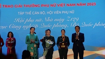 សម្ព័ន្ធសមាគមន៍នារីវៀតណាមបានរៀបចំពិធីប្រគល់ពានរង្វាន់នារីវៀតណាមឆ្នាំ ២០២២ និងឆ្នាំ ២០២៣