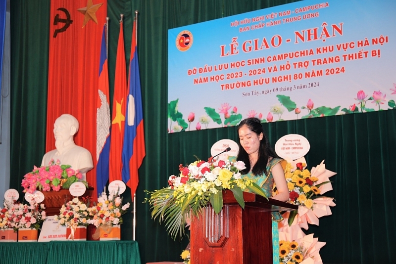 ឈុន ស្រីនី សិស្សត្រៀមវៀតណាមនៅសាលាមិត្តភាព 80 ថ្លែងក្នុងពិធីឧបត្ថម្ភនិស្សិតអន្តរជាតិកម្ពុជាដែលកំពុងសិក្សានៅតំបន់ហាណូយសម្រាប់ឆ្នាំសិក្សា 2023 - 2024 និងជំនួយឧបត្ថម្ភដល់សាលា Huu Conference 80 ឆ្នាំ 2024។ (រូបថត៖ ឌឹក អាញ់)