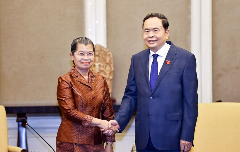 លោក Tran Thanh Man ប្រធានរដ្ឋសភាវៀតណាម និងសម្តេចកិត្តិសង្គហបណ្ឌិត ម៉ែន សំអន ឧត្តមទីប្រឹក្សាផ្ទាល់ព្រះមហាក្សត្រ អនុប្រធានគណបក្សប្រជាជនកម្ពុជា ប្រធានក្រុមមិត្តភាពសភាកម្ពុជា-វៀតណាម និងជាប្រធានសមាគមមិត្តភាពកម្ពុជា-វៀតណាម