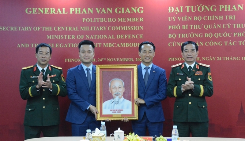 លោកនាយឧត្តមសេនីយ៍ Phan Van Giang ប្រគល់រូបលោកអ៊ំ ហូ ដល់ធនាគារភាគហ៊ុនពាណិជ្ជកម្មយោធា (MB) កម្ពុជា