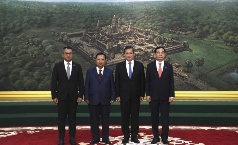លោកនាយឧត្តមសេនីយ៍ Phan Van Giang លោកនាយឧត្តមសេនីយ៍ Chansamone Chanyalath និងលោកនាយឧត្តមសេនីយ៍ ទៀ សីហា បានអញ្ជើញចូលជួបសម្តែងការគួរសមជាមួយសម្តេចធិបតី ហ៊ុន ម៉ាណែត នាយករដ្ឋមន្ត្រីកម្ពុជា