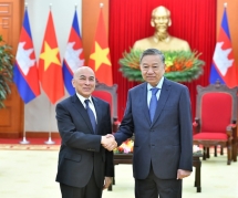 លោក​អគ្គលេខាបក្ស​ To Lam ទទួល​ជួប​ព្រះរាជសវនាការព្រះករុណា ព្រះបាទសម្តេច ព្រះបរមនាថ នរោត្តម សីហមុនី ព្រះមហាក្សត្រនៃព្រះរាជាណាចក្រកម្ពុជា