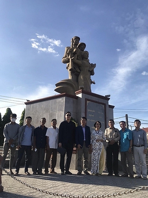 ស្ថានអគ្គកុងស៊ុលវៀតណាមប្រចាំខេត្តព្រះសីហនុបានដាក់កម្រងផ្កាគោរពវិញ្ញាណក្ខន្ធយុទ្ធជនពលីនៅស្តូបមិត្តភាពវៀតណាម-កម្ពុជាក្នុងខេត្តកំពត