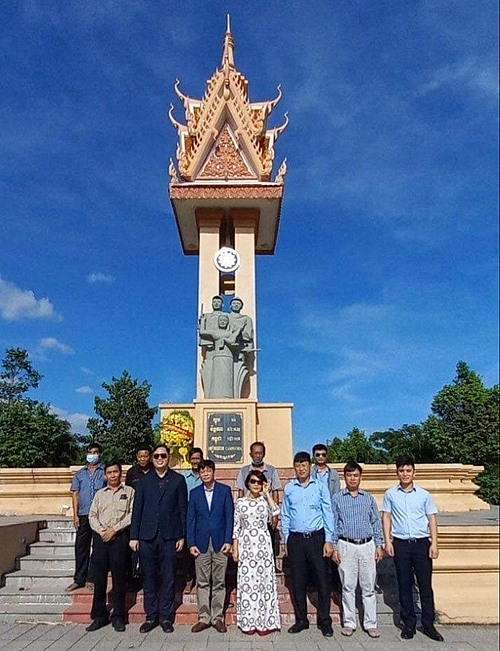 ស្ថានអគ្គកុងស៊ុលវៀតណាមប្រចាំខេត្តព្រះសីហនុបានដាក់កម្រងផ្កាគោរពវិញ្ញាណក្ខន្ធយុទ្ធជនពលីនៅស្តូបមិត្តភាពវៀតណាម-កម្ពុជាក្នុងខេត្តកែប