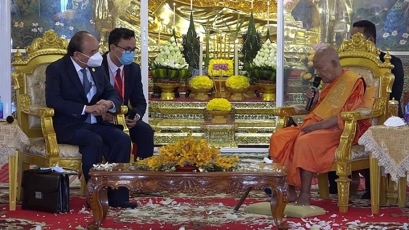 ឯកឧត្តម ង្វៀន សួនហ្វុក ប្រធានរដ្ឋនៃសាធារណរដ្ឋសង្គមនិយម វៀតណាម អមដំណើរដោយ ឯកឧត្តម ថោង ខុន រដ្ឋមន្ត្រីក្រសួងទេសចរណ៍ និងជារដ្ឋមន្ត្រីអមគណៈប្រតិភូជាន់ខ្ពស់វៀតណាម អញ្ជើញចូលក្រាបថ្វាយបង្គំគាល់ សម្តេចព្រះអគ្គមហាសង្ឃរាជាធិបតី កិត្តិឧទ្ទេសបណ្ឌិត ទេព វង្ស សម្តេចព្រះមហាសង្ឃរាជនៃព្រះរាជាណាចក្រកម្ពុជា នៅវត្តឧណ្ណាលោម សង្កាត់ជ័យជំនះ ខណ្ឌដូនពេញ រាជធានីភ្នំពេញ។