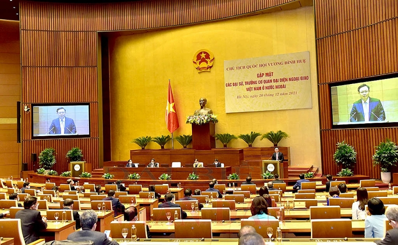 លោកប្រធានរដ្ឋសភា Vuong Dinh Hue ថ្លែងនៅជំនួបសំណេះសំណាលជាមួយបណ្ដាឯកអគ្គរដ្ឋទូត ប្រធានស្ថាប័នតំណាងការទូតវៀតណាមប្រចាំនៅឯបរទេស ដែលអញ្ជើញមកចូលរួមកិច្ចប្រជុំការទូតលើកទី៣១។ (រូបថត៖ nhandan)