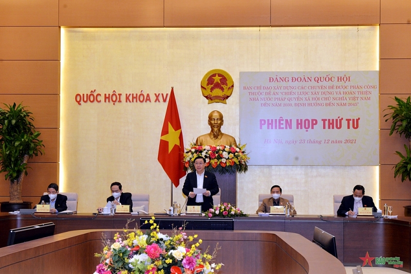 ប្រធានរដ្ឋសភាលោក Vuong Dinh Hue ដឹកនាំសម័យប្រជុំបក្សប្លុករដ្ឋសភា។ (រូបថត៖ qdnd)