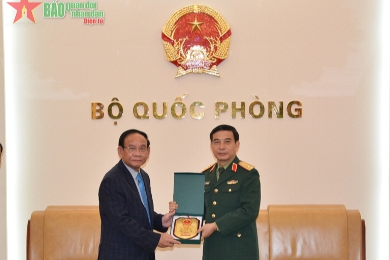 លោកនាយឧត្តមសេនីយ៍ Phan Van Giang ប្រគល់វត្ថុអនុស្សាវរីយ៍ជូន លោកនាយឧត្តមសេនីយ៍ សន្តិបណ្ឌិត ចាន់ អ៊ាន