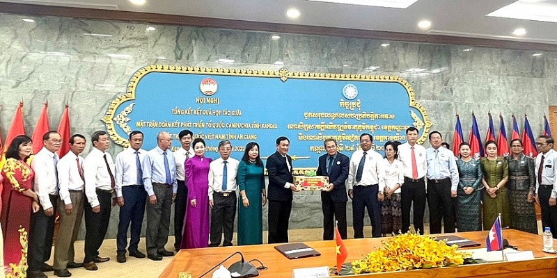 ពិធីចុះហត្ថលេខាលើអនុស្សារណៈយោគយល់គ្នាស្តីពីកិច្ចសហប្រតិបត្តិការរវាងរណសិរ្សសាមគ្គីអភិវឌ្ឍន៍មាតុភូមិកម្ពុជា ខេត្តកណ្ដាល និងគណៈកម្មាធិការរណសិរ្សមាតុភូមិវៀតណាមខេត្ត An Giang ដំណាក់កាល ២០២២ - ២០២៥ (រូបថត៖ daidoanket.vn)