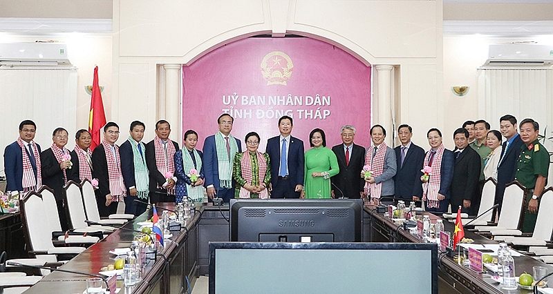 ថ្នាក់ដឹកនាំខេត្ត Dong Thap ថតរូបទុកជាអនុស្សាវរីយ៍ជាមួយគណៈប្រតិភូក្រសួងវប្បធម៌ និងវិចិត្រសិល្ប: នៃព្រះរាជាណាចក្រកម្ពុជា 