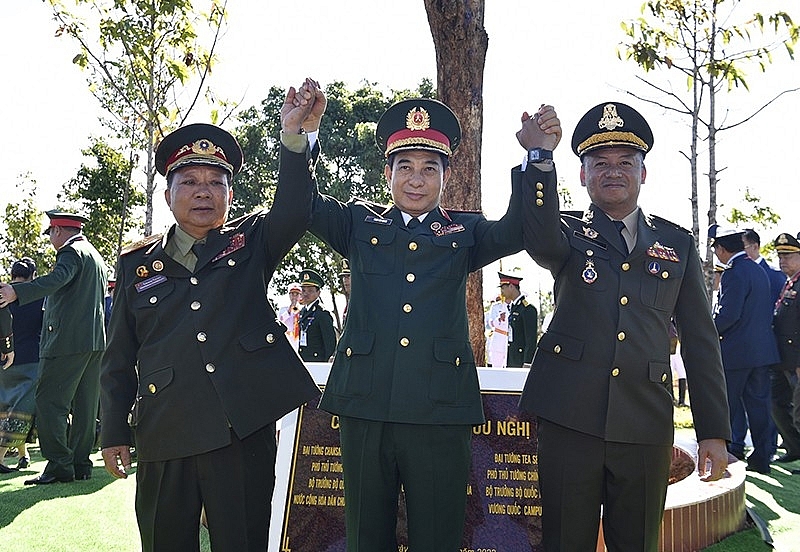 រដ្ឋមន្ត្រីក្រសួងការពារជាតិវៀតណាម ឡាវ និងកម្ពុជា ដាំដើមឈើមិត្តភាពនៅចំនុចប្រសព្វព្រំដែន ថ្ងៃទី១៤ ខែធ្នូ ឆ្នាំ២០២៣។ (រូបថត៖ Manh Hung)