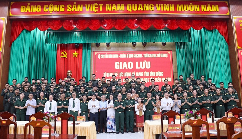 កម្មវិធីជួបប្រាស្រ័យនាយទាហានវ័យក្មេងនៃកងកម្លាំងប្រដាប់អាវុធខេត្ត Binh Duong ជាមួយនិស្សិតឡាវនិងកម្ពុជាដែលកំពុងសិក្សានៅតំបន់