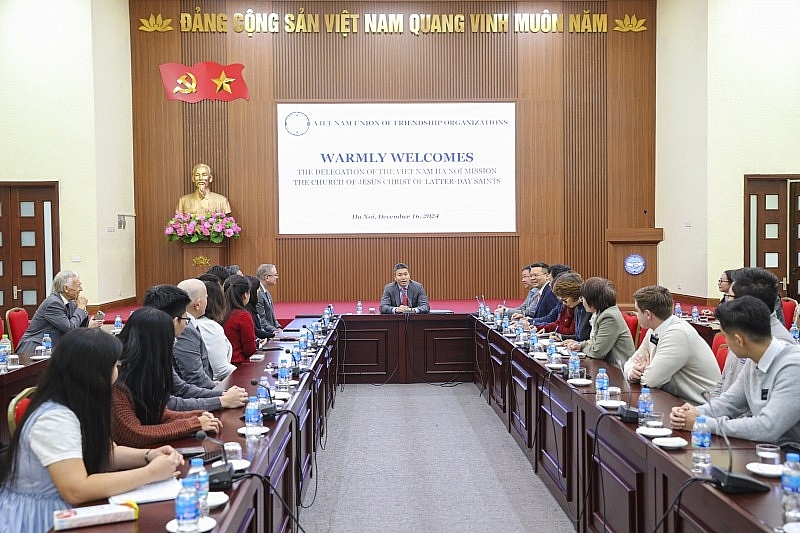 លោក Phan Anh Son ប្រធានសហភាពអង្គការមិត្តភាពវៀតណាម (កណ្តាល) បានទទួលជួបគណៈប្រតិភូ MTC និង LDSC ។ (រូបថត៖ Dinh Hoa)