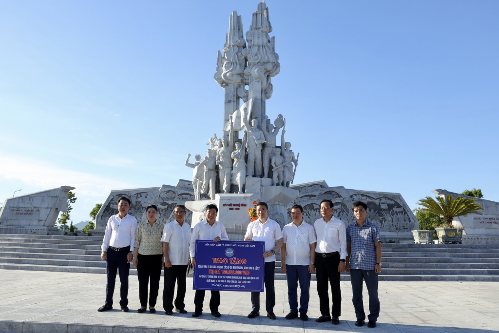 សម្ព័ន្ធអង្គការមិត្តភាពវៀតណាម អញ្ជើញគោរពគុណគ្រួសារយុទ្ធជនពិការ និងយុទ្ធជនពលីនៅ Quang Binh, Nghe An និង Quang Tri