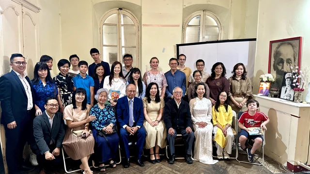 អនុរដ្ឋមន្ត្រីក្រសួងការបរទេស Le Thi Thu Hang អញ្ជើញទៅសាកសួរសុទុក្ខសហគមន៍ជនវៀតណាមនៅទីក្រុង Bordeaux ប្រទេសបារាំង