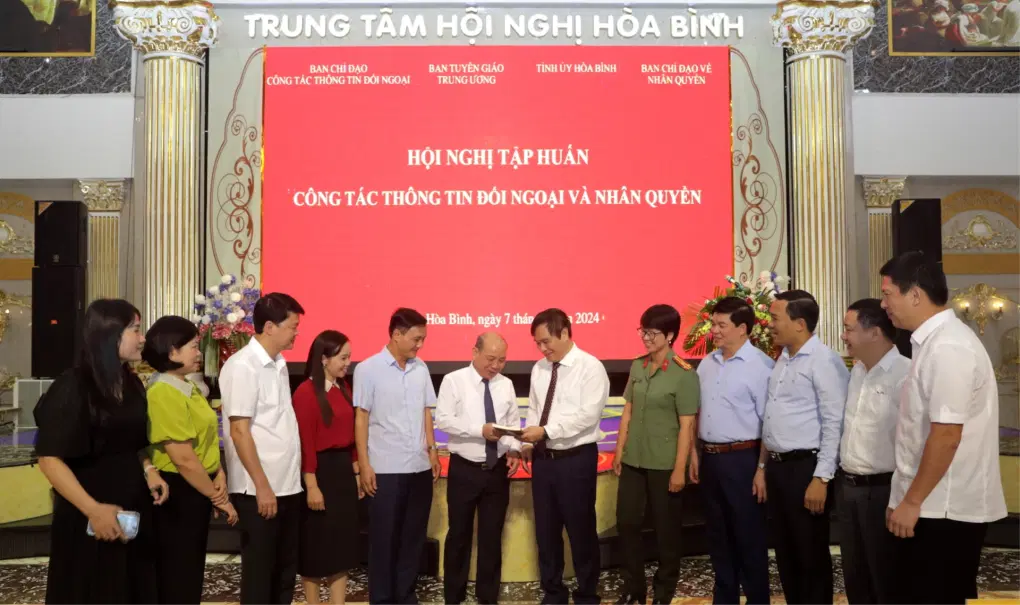 ផ្សព្វផ្សាយព័ត៌មានការបរទេសអំពីស្ថានភាពសិទ្ធិមនុស្សរបស់វៀតណាម
