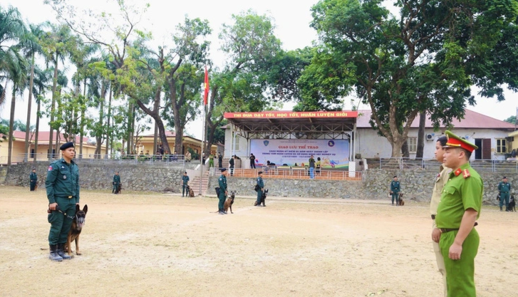ប្រទេសវៀតណាម៖ ប៉ូលីសចល័តវៀតណាមហ្វឹកហ្វឺនការប្រើប្រាស់សុនខជំនាញដល់មន្ត្រីនគរបាលកម្ពុជា