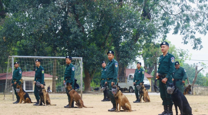 ប្រទេសវៀតណាម៖ ប៉ូលីសចល័តវៀតណាមហ្វឹកហ្វឺនការប្រើប្រាស់សុនខជំនាញដល់មន្ត្រីនគរបាលកម្ពុជា