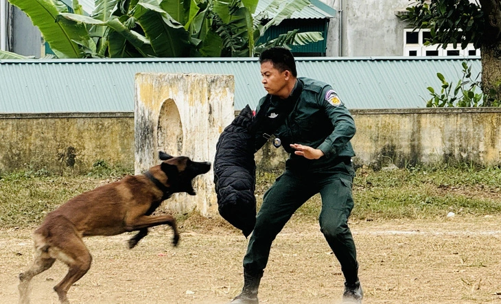 ប្រទេសវៀតណាម៖ ប៉ូលីសចល័តវៀតណាមហ្វឹកហ្វឺនការប្រើប្រាស់សុនខជំនាញដល់មន្ត្រីនគរបាលកម្ពុជា