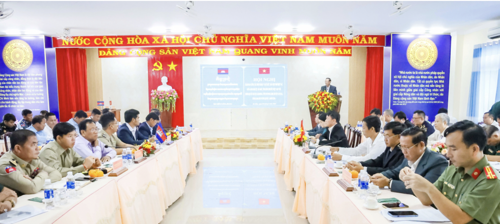 ស្រុក Bu Dop (ខេត្ត Binh Phuoc   វៀតណាម) ចុះហត្ថលេខាលើអនុស្សរណៈនៃការយោគយល់គ្នាជាមួយស្រុកជាប់ព្រំដែននៃព្រះរាជាណាចក្រកម្ពុជា